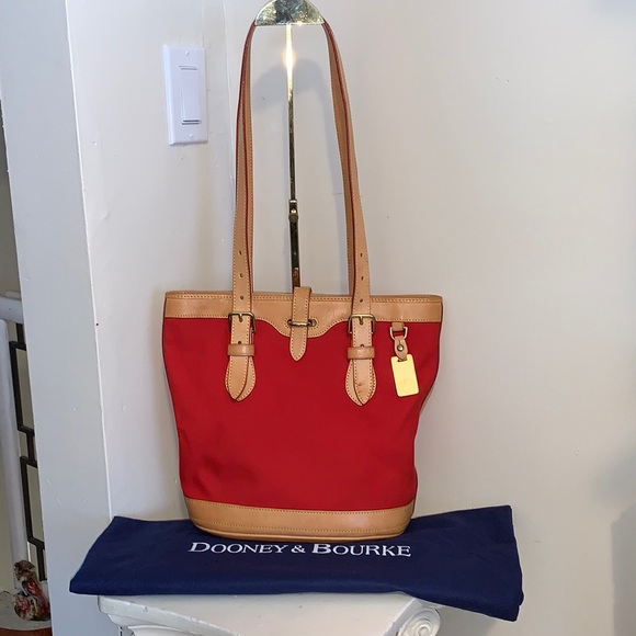 Dooney & Bourke Handbags - EUC DOONEY & BOURKE BUCKET BAG W/DUSTBAG